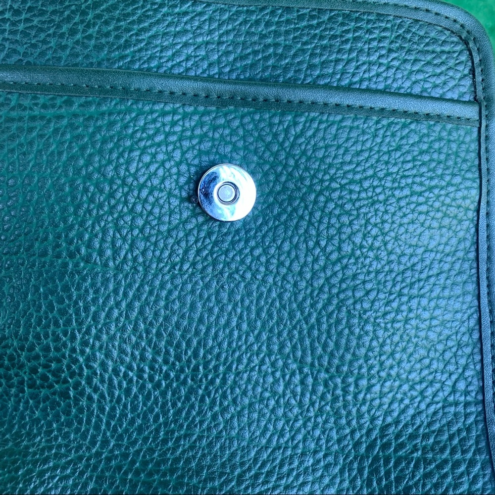 Vintage Guess green pebble leather crossbody bag. - Picture 5 of 8